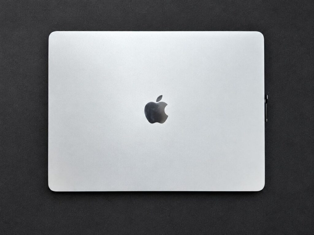 MacBook Air A3241 15″ после залития водой: замена матрицы и светофильтров дисплея
